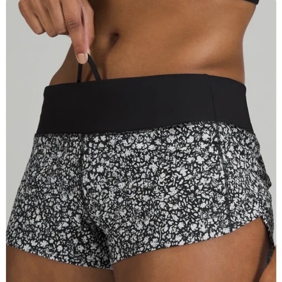 Lululemon Speed Up Short 2.5 Low Rise Daisy Dust Alpine White Black /Black - Picture 1 of 11